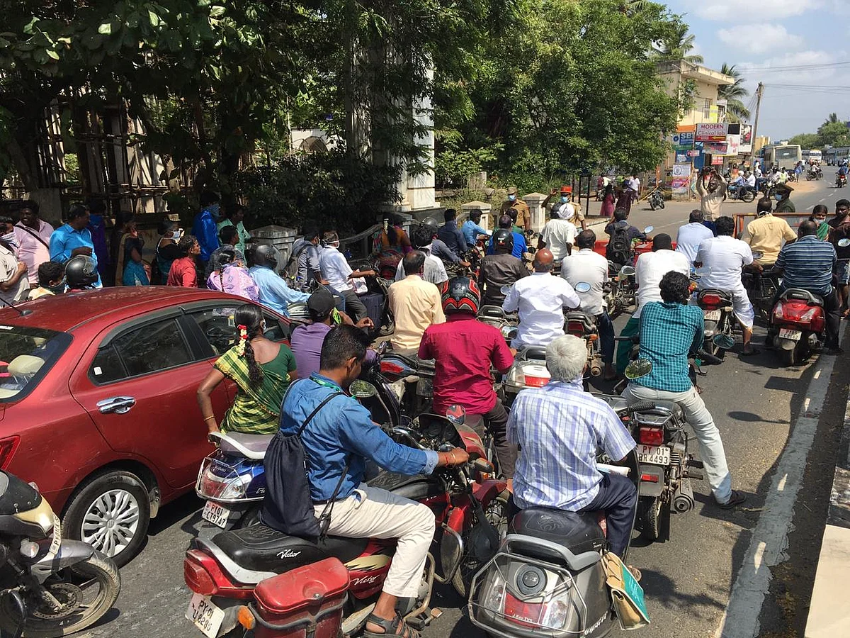 இருசக்கர வாகன ஓட்டிகள்