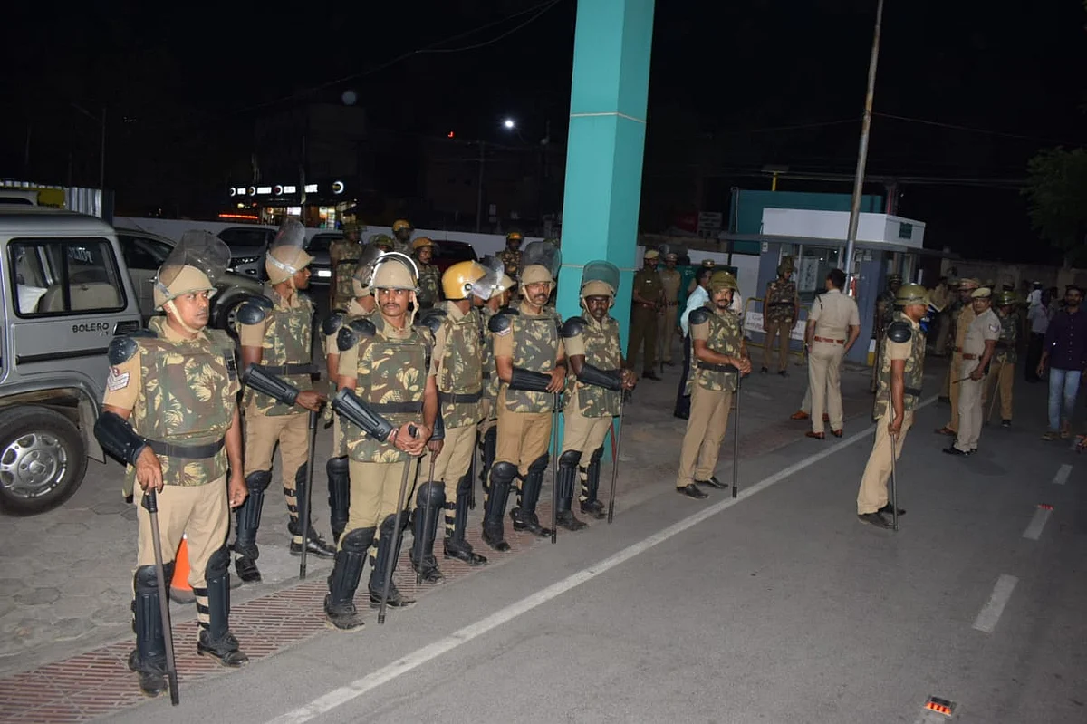 போலீஸ் குவிப்பு