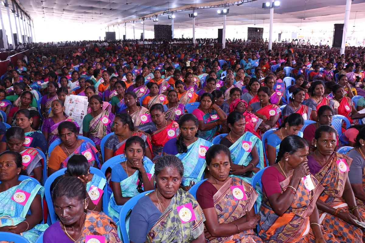 விழாவில் பங்கேற்ற பெண்கள்