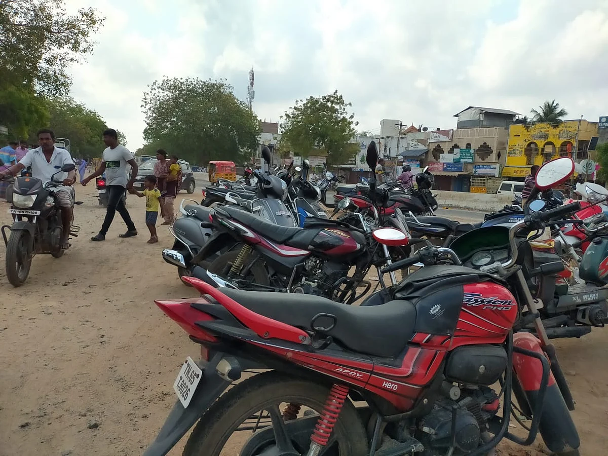 பாரதி நகர் பகுதியில் டூவீலர்கள்