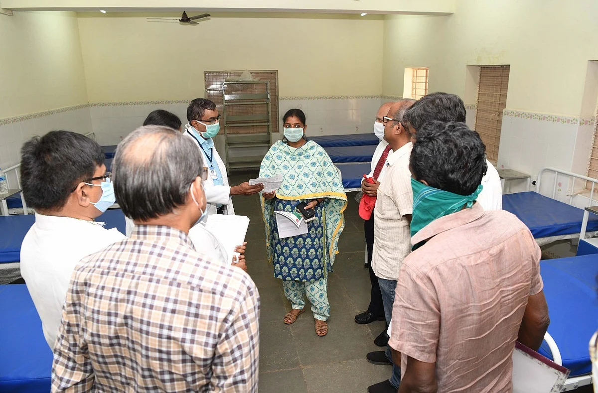 கொரோனா சிறப்பு சிகிச்சை வார்டை ஆய்வு செய்த கலெக்டர்