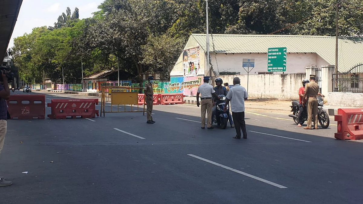 போலீஸாரின் வாகனச் சோதனை