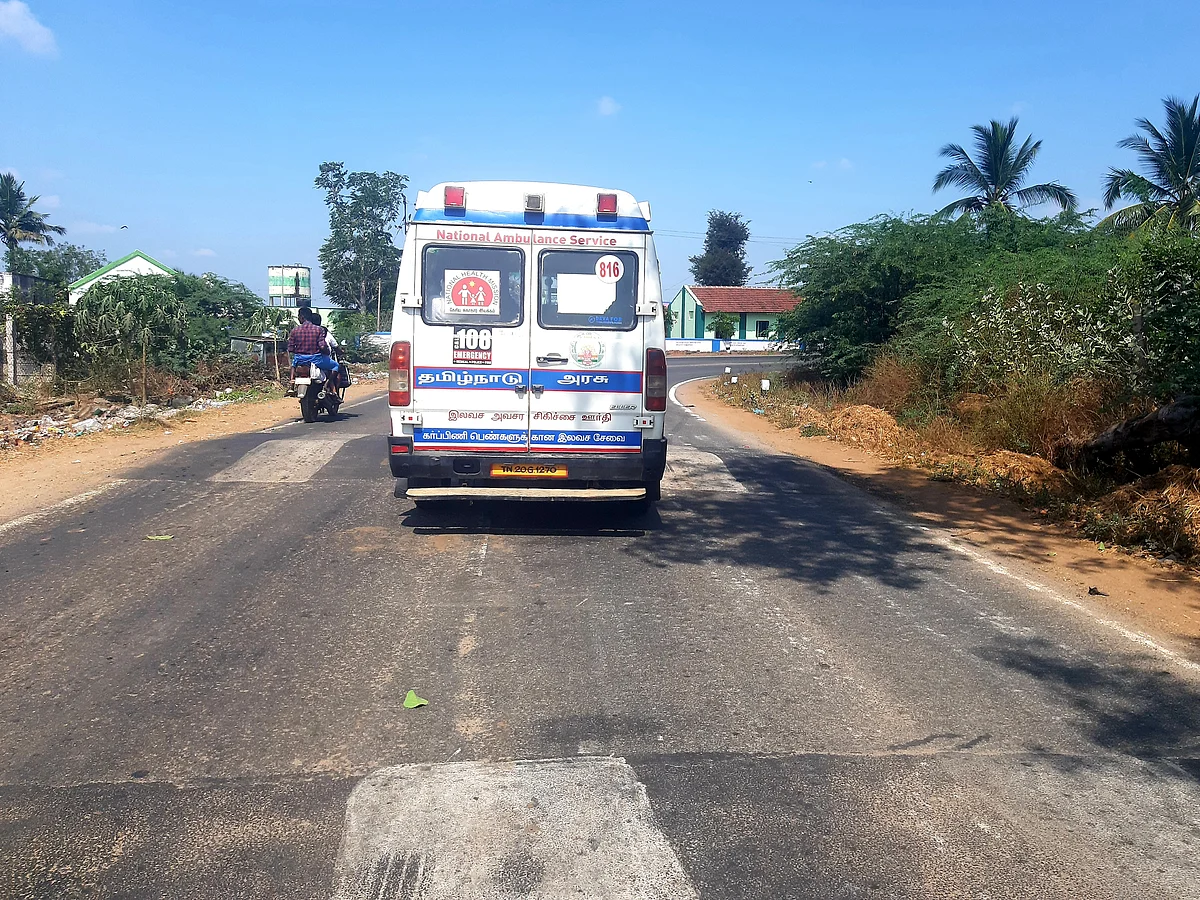 `அடுத்தடுத்து நான்கு; 34 கி.மீ தூரத்துக்கு 56 வேகத்தடைகள்!' - புதுக்கோட்டை - அறந்தாங்கி சாலை அவலம்