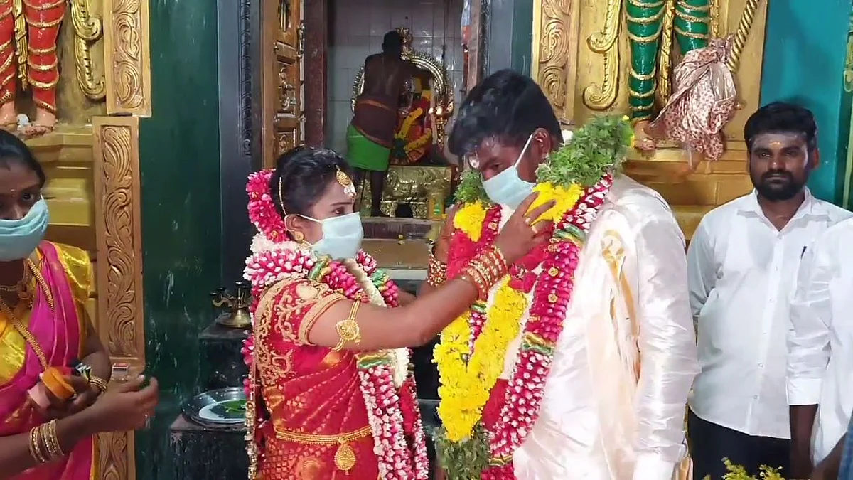 மாலை மாற்றும் மணமக்கள்