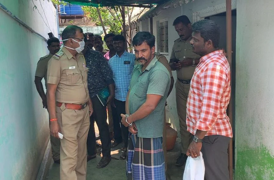 திருப்பூரில் சேவியர் அருள் மற்றும் போலீஸார்