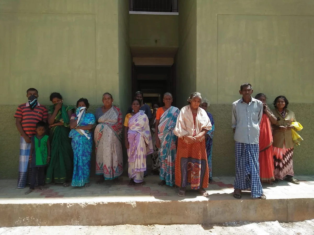 `நேரத்துக்கு சாப்பாடு; தங்கும் இடமான அரசுக் குடியிருப்பு!' - அதிகாரிகள் செயலால் நெகிழ்ந்த 19 பேர்