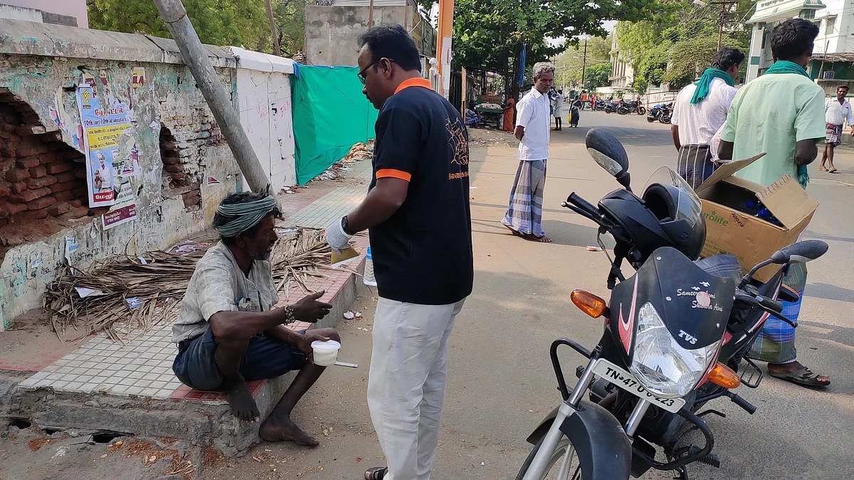 சாப்பாடு வழங்கும் இளைஞர்
