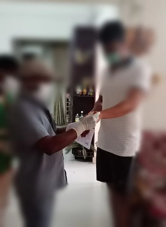 கையில் சீல்
