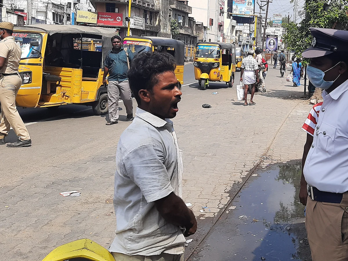 `முகத்துல ஊதச் சொல்லவே பயமா இருக்கு..!' -கொரோனா அச்சத்தால் குமுறும் போக்குவரத்துக் காவலர்கள்