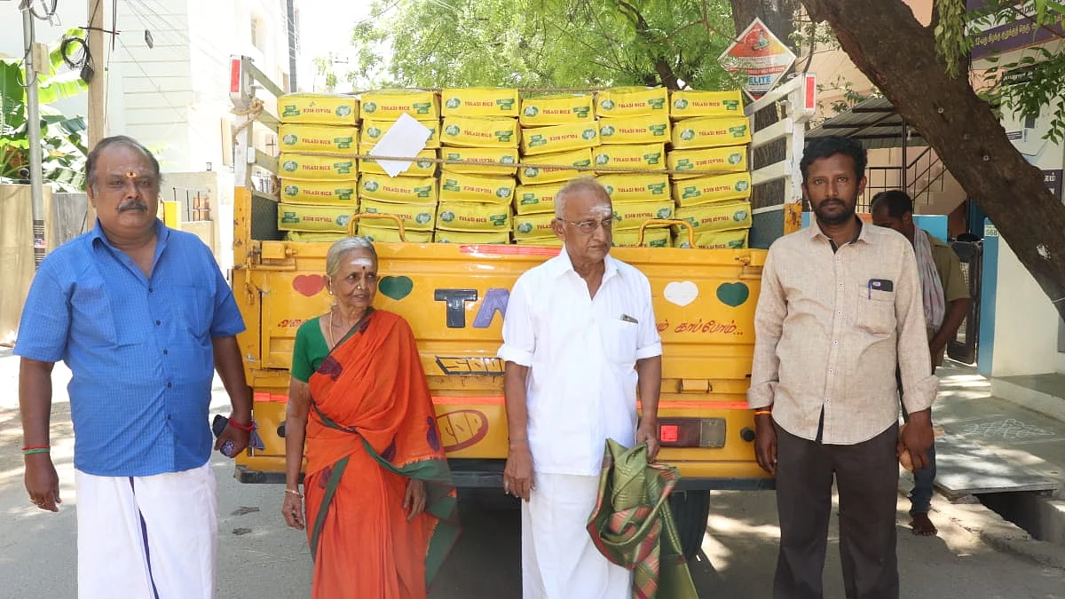 ஒக்கூர் கிராமத்திற்கு அரிசி மூடைகள் அனுப்பி வைத்தபோது