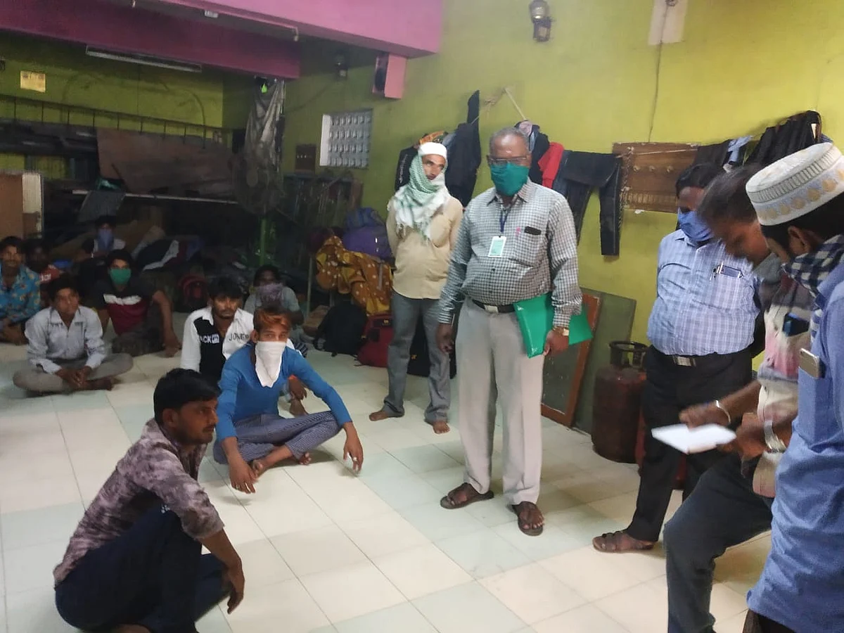 இளைஞர்களுடன் அதிகாரிகள்