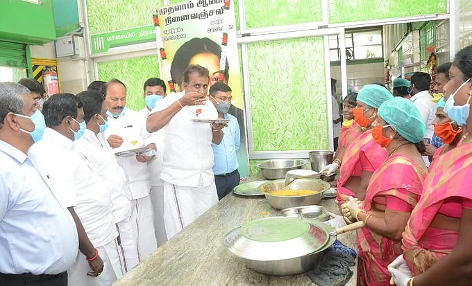 அம்மா உணவகத்தை ஆய்வு செய்யும் அமைச்சர் எஸ்.பி.வேலுமணி