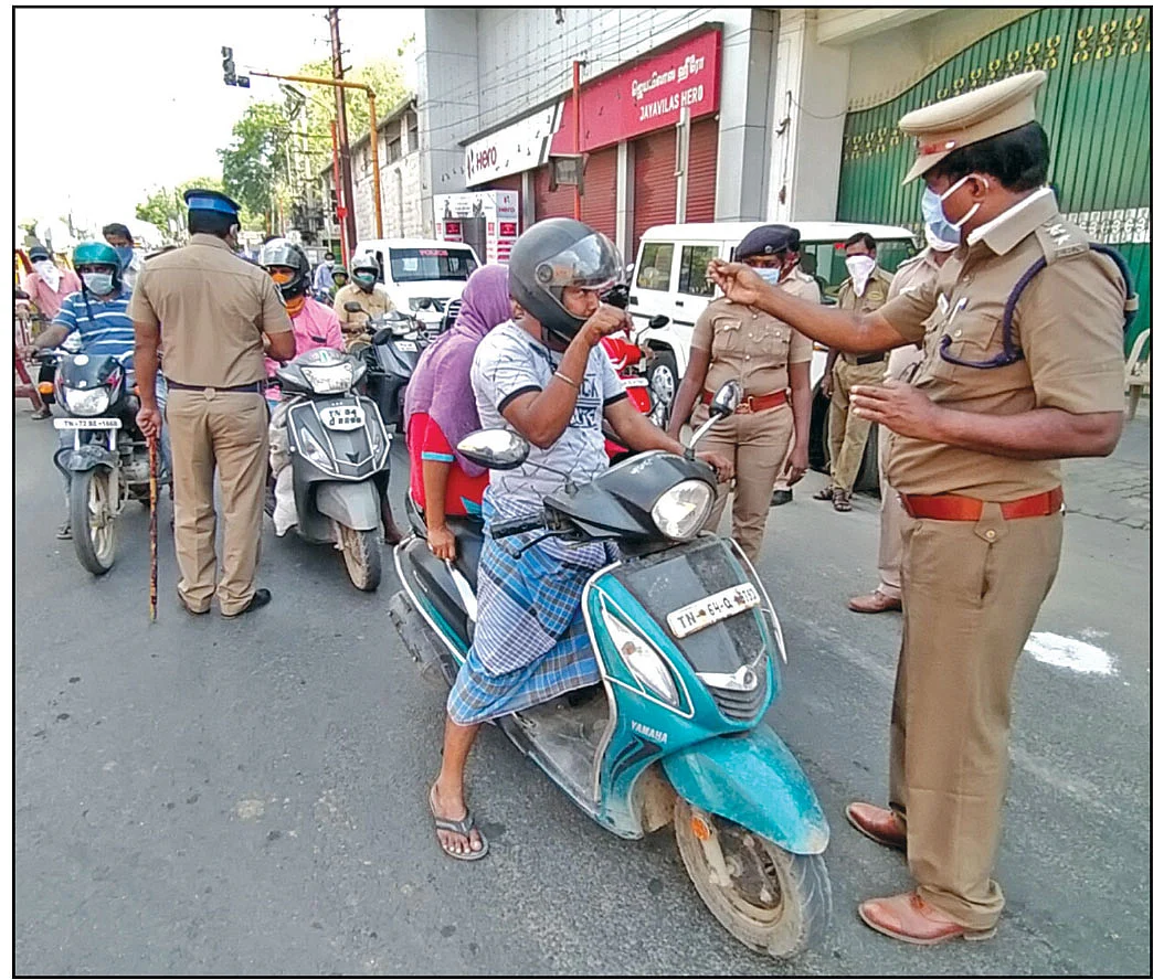 மக்களை எச்சரிக்கும் போலீஸார்