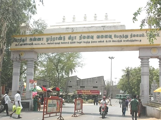 `பொண்டாட்டி மாதிரி தெரிஞ்சா... அதான் அடிச்சேன்!’ - வேலூர் பேருந்து நிலையத்தைப் பதறவைத்த போதை நபர்