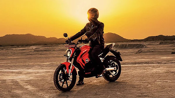 ரிவோல்ட் RV400