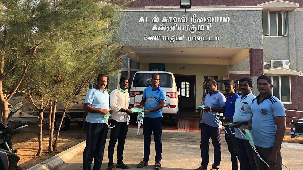மாஸ்க்குகளை விநியோகிக்கும் காவலர் துரைசிங்