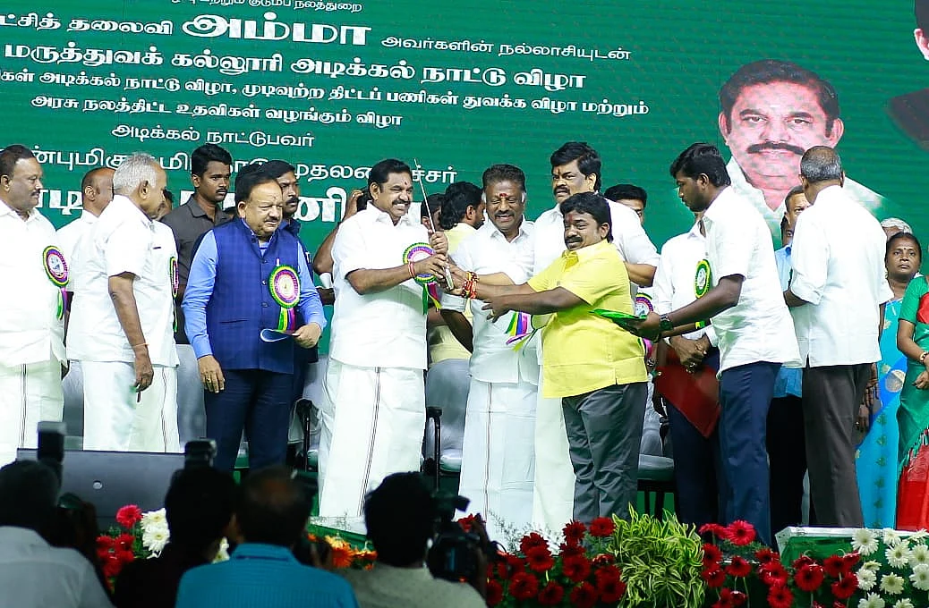 முதல்வருக்கு வெள்ளி வாள் பரிசளித்த ராஜவர்மன்