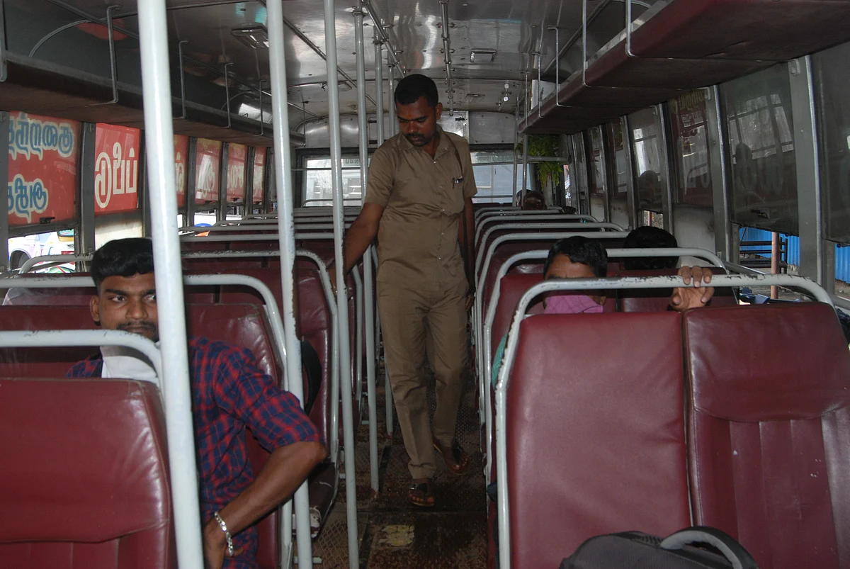 கிருமி நாசினி தெளிக்கப்படுகிறது.