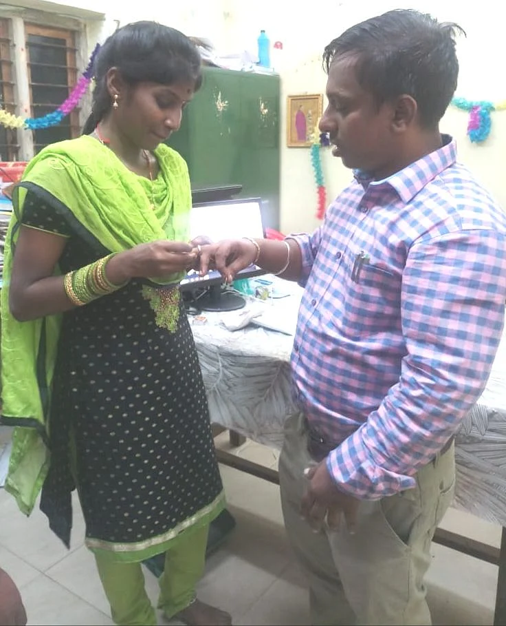காதலி ரோஜாவுடன் செல்வ பாலாஜி