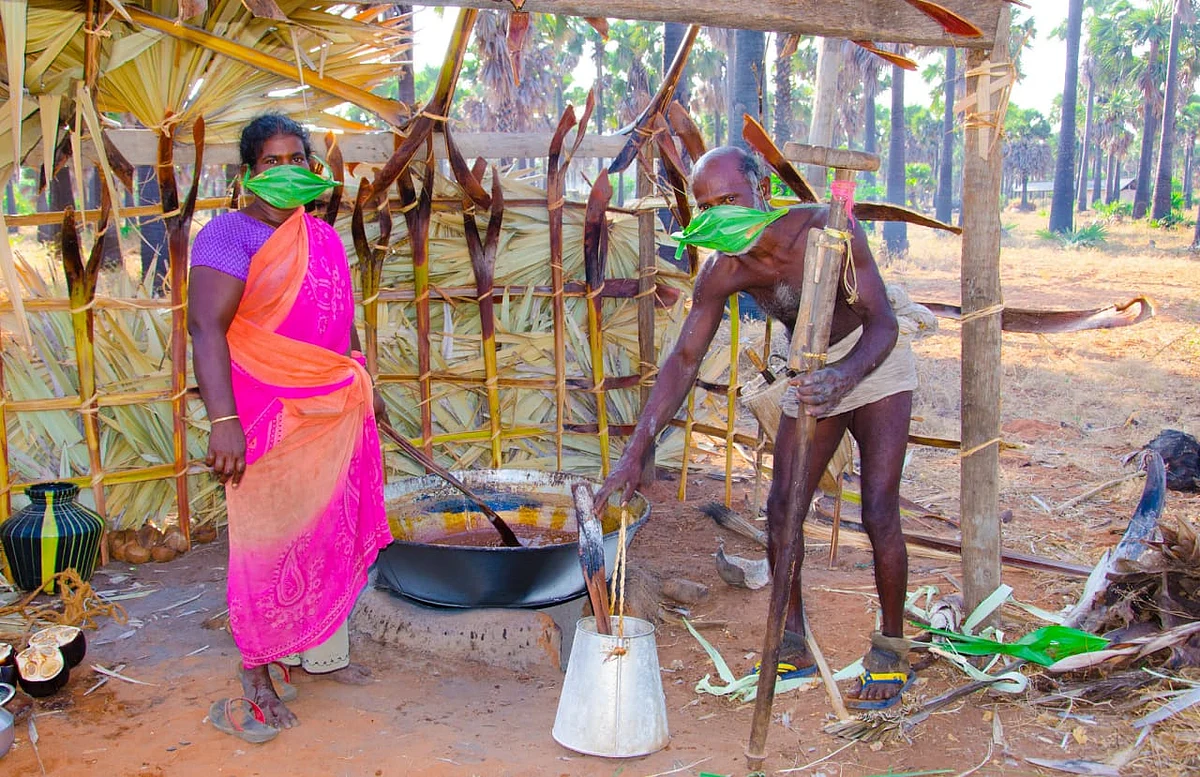 பனை ஓலையில் மாஸ்க் அணிந்த தம்பதி