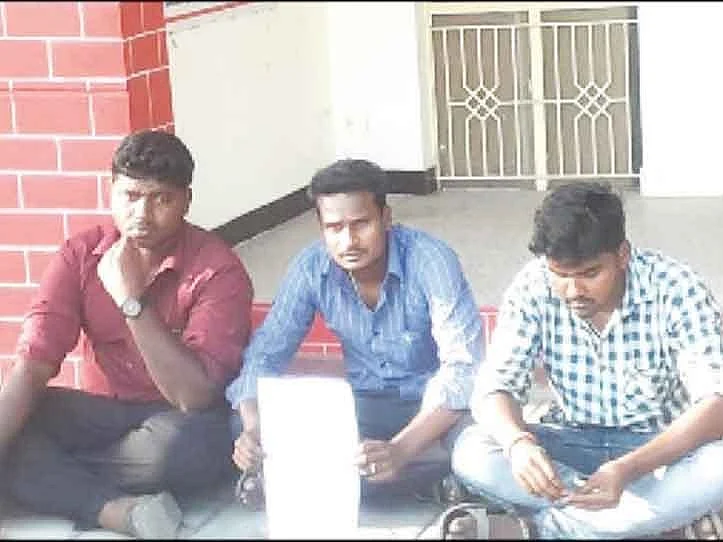 உறவினர்களுடன் ரகுபதி தர்ணா