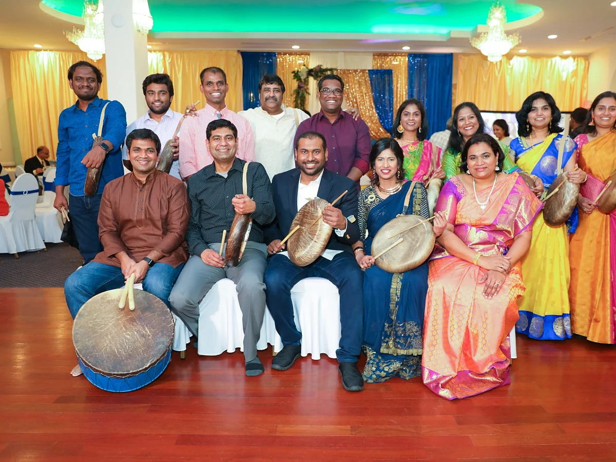 திருக்குறள் ஒலிக்க, பறை முழங்க... தாலி இல்லாமல் அமெரிக்காவில் நடந்த வித்தியாச திருமணம்!