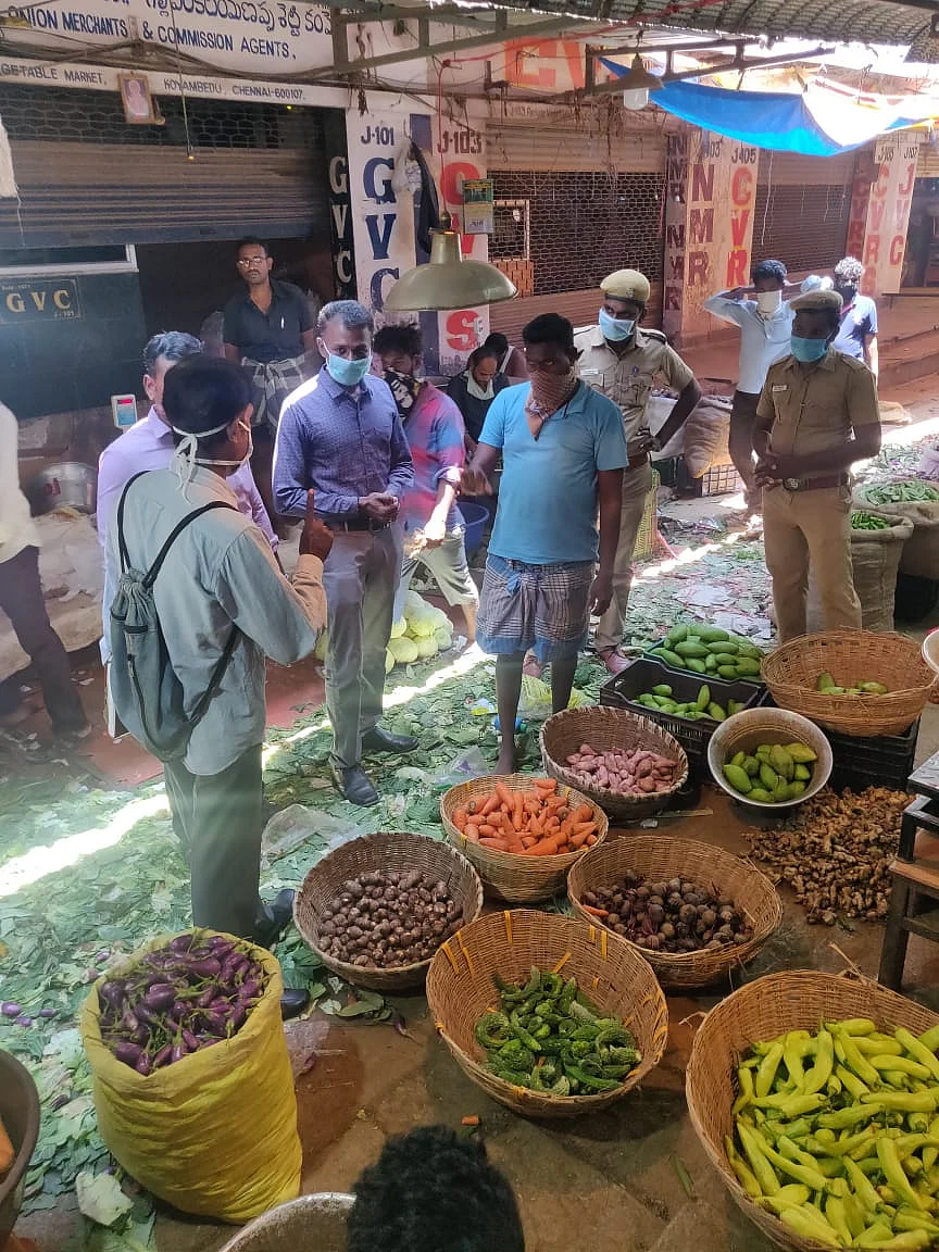 கோயம்பேட்டில் போலீஸார் ரெய்டு