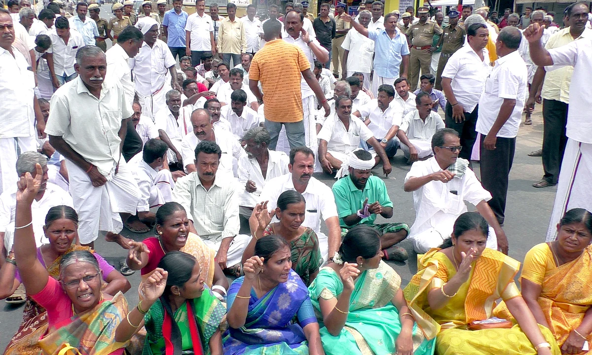 சாலை மறியலில் தி.மு.கவினர்