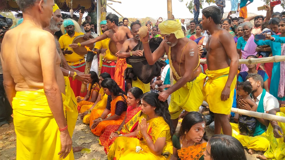 பெண்கள் தலையில் தேங்காய் உடைப்பு