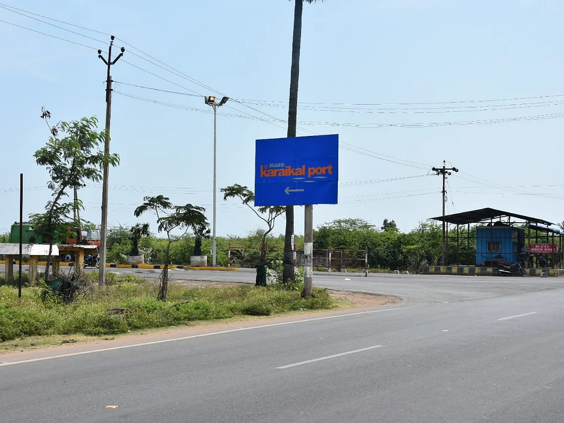 கொரோனாவால் நாடே முடங்கியிருக்கும்போது காரைக்கால் துறைமுகம் மட்டும் இயங்கலாமா?