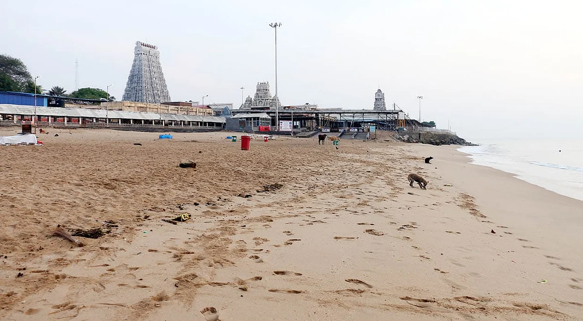 வெறிச்சோடிக் காணப்படும் திருச்செந்தூர் கோயில் கடற்கரை