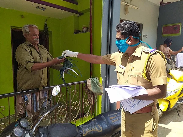 மாஸ்க் வழங்கும் இன்ஸ்பெக்டர் சாகுல்ஹமீது