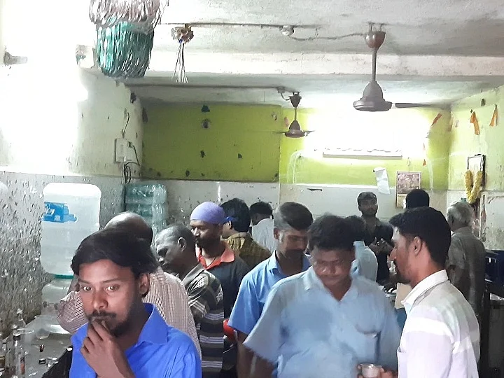 #Corona: வழக்கம்போல் இயங்கும் நீச்சல் குளம், பார்கள்! - காற்றில் பறக்கும் முன்னெச்சரிக்கை உத்தரவுகள்