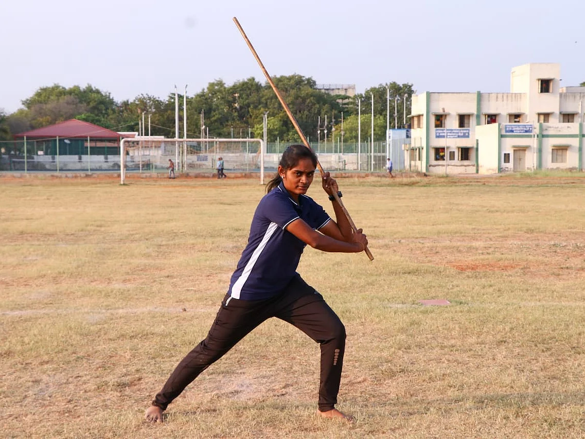 ``எனக்கு குரு எங்க அப்பாதான்!" - சிலம்பத்தில் கலக்கும் ஆயுதப்படை காவலர் குருலெட்சுமி