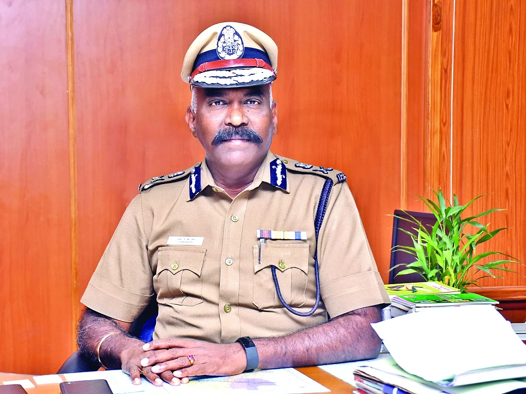 `போன் செய்தால் உதவியும் அத்தியாவசிய பொருள்களும் கிடைக்கும்!’ - மதுரைக் காவல்துறை