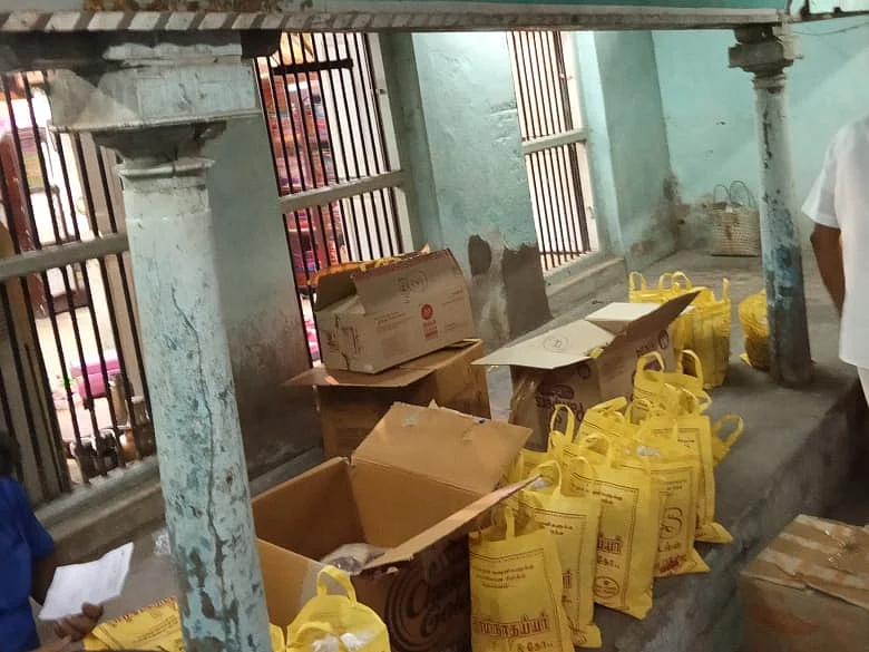 சுய ஊரடங்கு... கூலித் தொழிலாளர்களுக்கு மளிகைப் பொருள்கள் - நெகிழ வைக்கும் கும்பகோணம்!