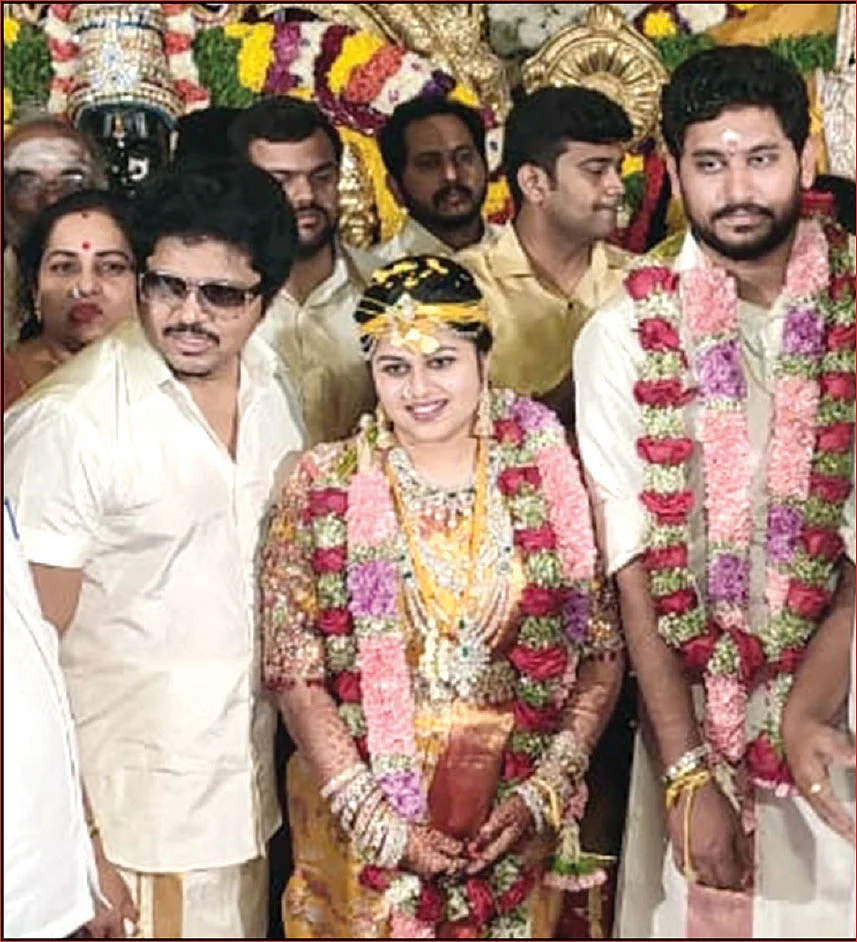 மணமக்களுடன் பாஸ்கரன்