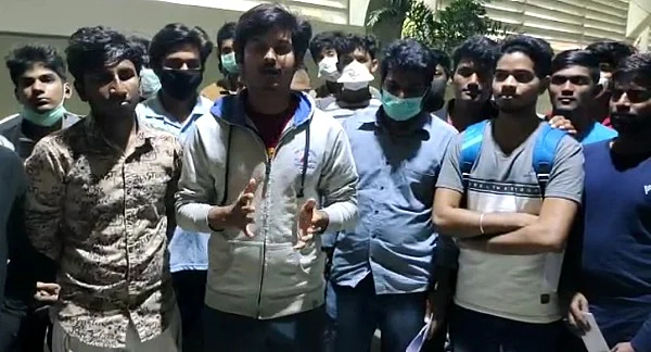 மீட்டுச் செல்லக் கோரிக்கை விடுக்கும் மாணவர்கள்