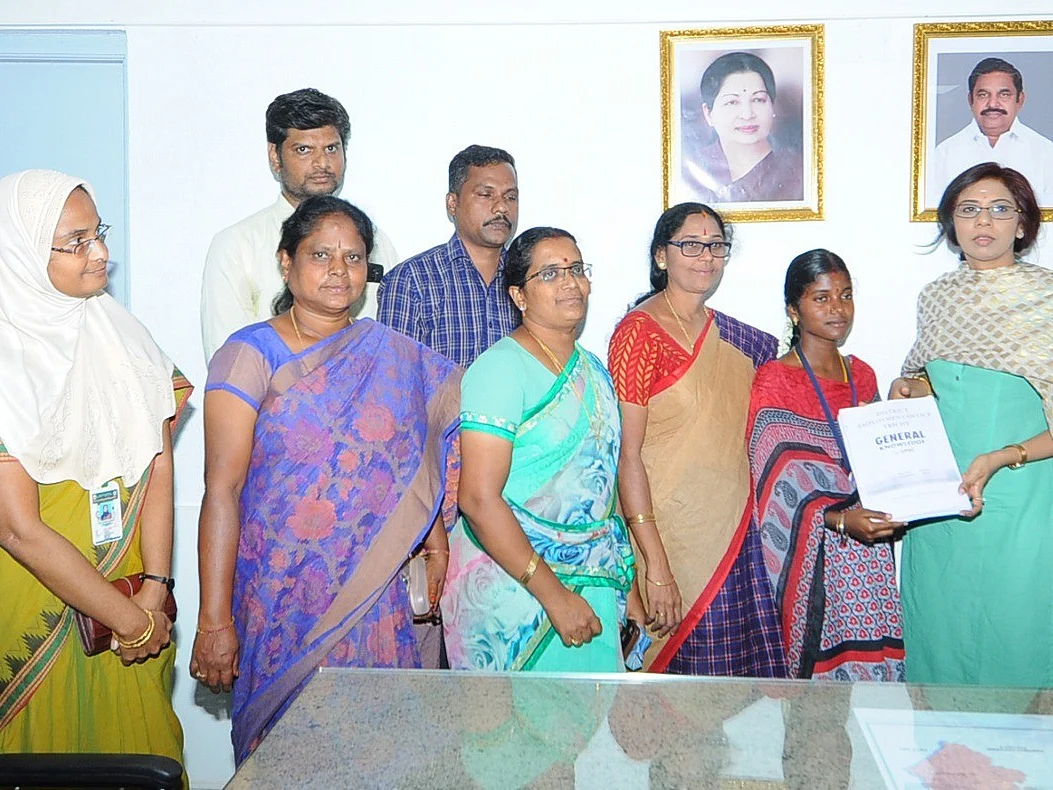 `கலெக்டராக என்ன செய்ய வேண்டும்; வாட்ஸ் அப் மெசேஜ்’ - சர்ப்ரைஸ் கொடுத்த ஆட்சியர்