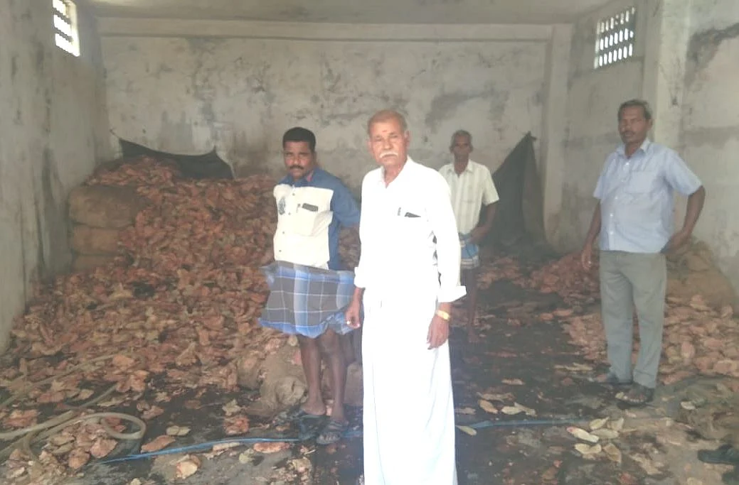 தீயில் எரிந்த பீடிகள்