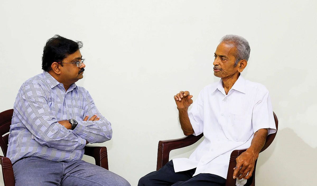 ஆசிரியர் குமாரசாமியோடு...