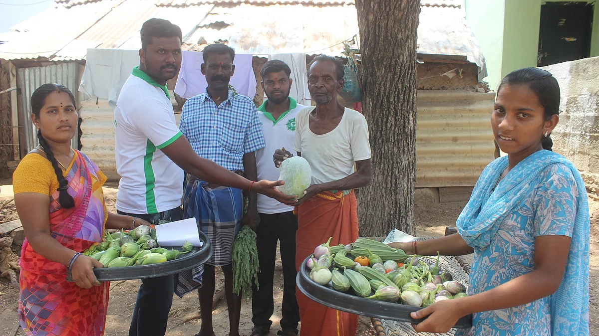 கிராம மக்களுக்குக் காய்கறி வழங்கும்போது....