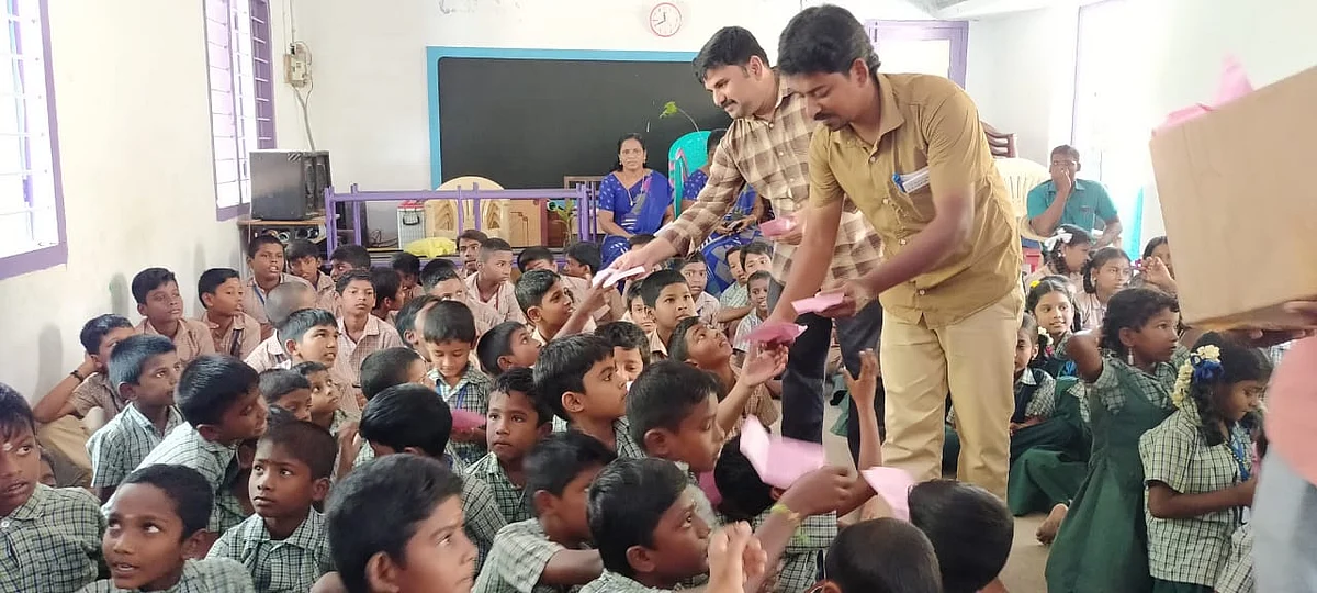 மாணவர்களிடையே துண்டுப் பிரசுரம் வழங்குதல்.
