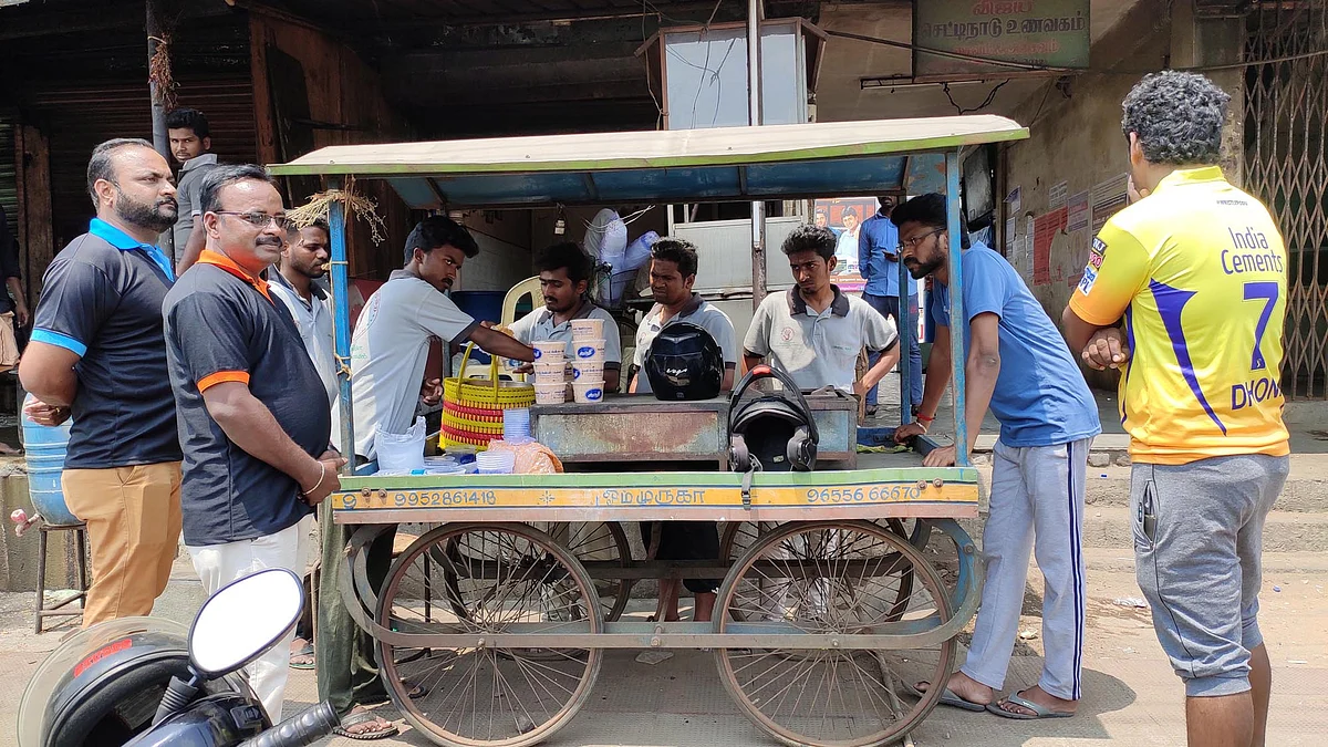 உணவு வழங்கும் இளைஞர்கள்