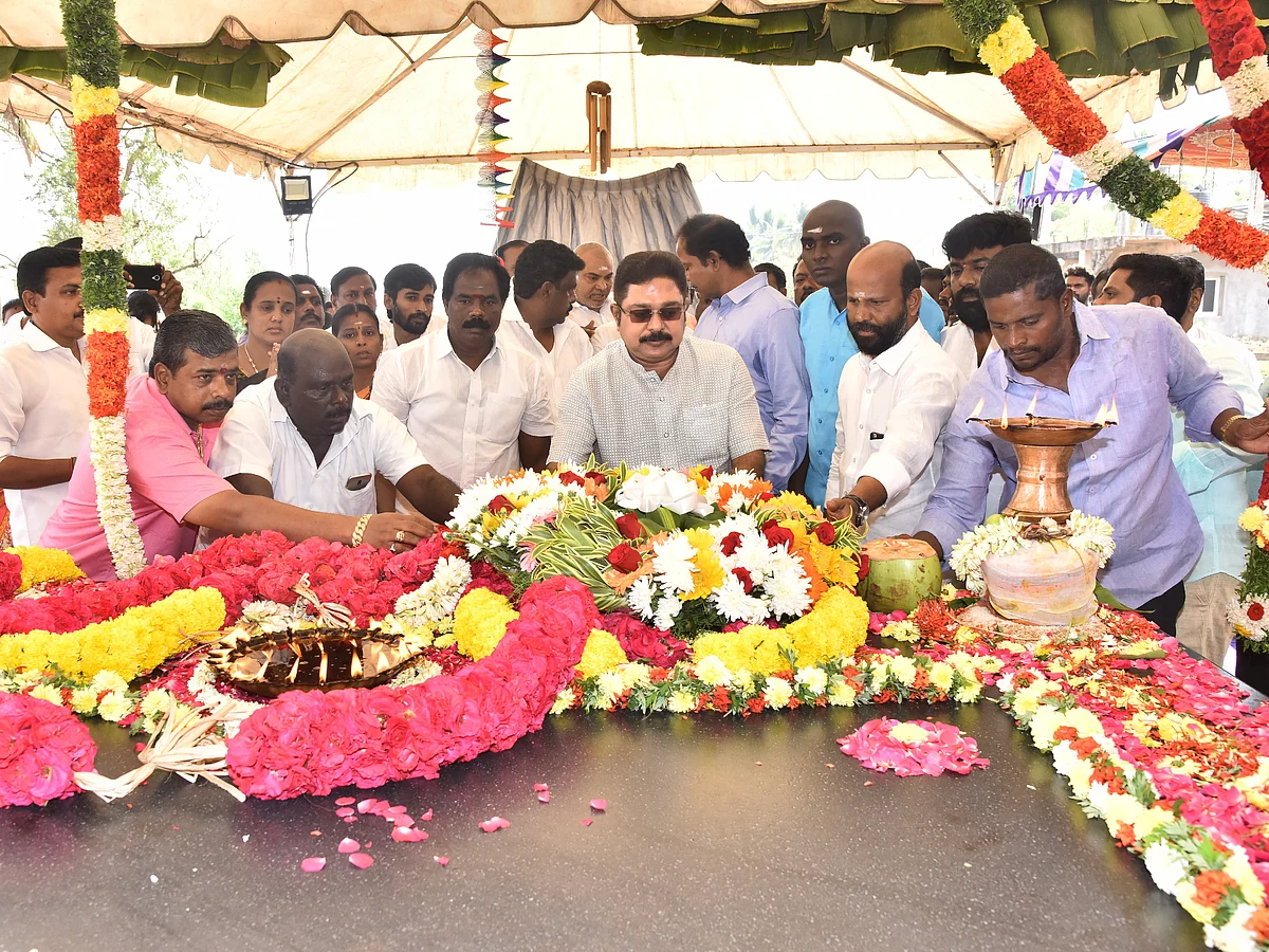 `சிறு புன்னகை; 2 நிமிட மெளனம்!’ -நடராசன் குடும்பத்தினரிடம் திடீர் நெருக்கம் காட்டும் தினகரன்?
