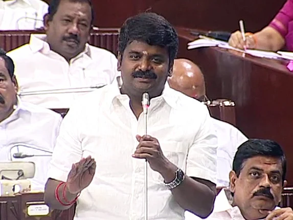 றெக்கை கட்டிய விஜயபாஸ்கர் மீம்ஸ்... ஓரங்கட்டிய எடப்பாடி பழனிசாமி!