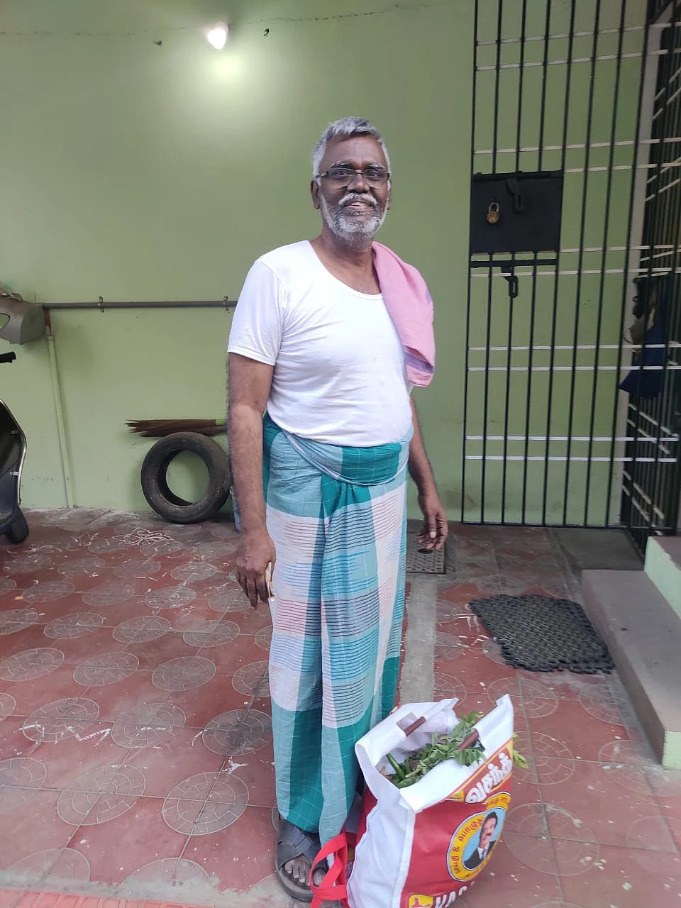 கொரோனா பாதிப்பு எதிரொலியாக தன்னார்வலர்கள் முதியவர்களுக்கு உதவி