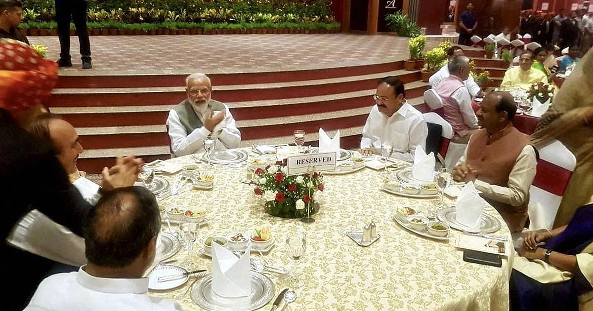 விருந்தில் கனிமொழி
