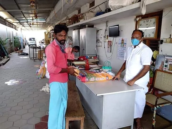 `தொழிலாளிகளுக்கு நாம் உதவ வேண்டும்!’ - 60 குடும்பங்களுக்கு நேசக்கரம் நீட்டிய சேலம் தொழிலதிபர்