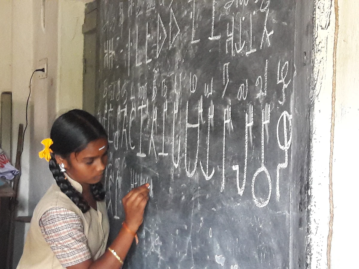 `பழங்கால தமிழ்க் கல்வெட்டுகளைப் படிப்பது எப்படி?' -கரூர் அரசுப் பள்ளிகளைக் கலக்கும் தமிழி பயிற்சி